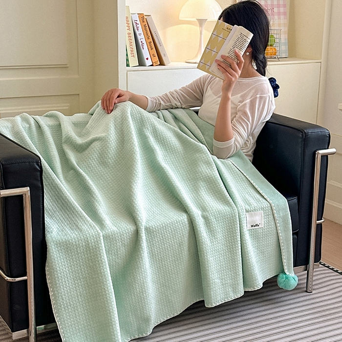 91家纺网 家纺一手货源 找家纺 艾佳 2025新款华夫格升级版毛球款四季毯盖毯毛毯毯子 曼波球蓝