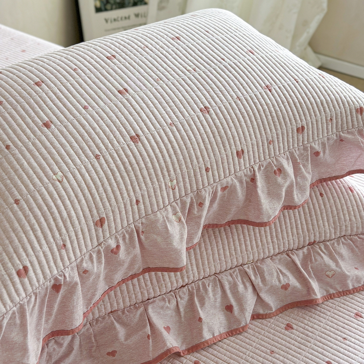 91家纺网 家纺一手货源 找家纺 琳可家居2025新款全棉印花花边床盖可搭配同款被套 爱心-仙女粉