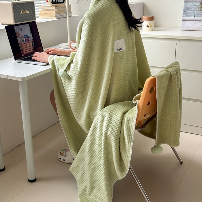 91家纺网 家纺一手货源 找家纺 艾佳 2025新款华夫格升级版毛球款四季毯盖毯毛毯毯子 曼波球绿