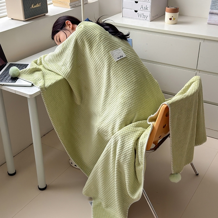 91家纺网 家纺一手货源 找家纺 艾佳 2025新款华夫格升级版毛球款四季毯盖毯毛毯毯子 曼波球绿