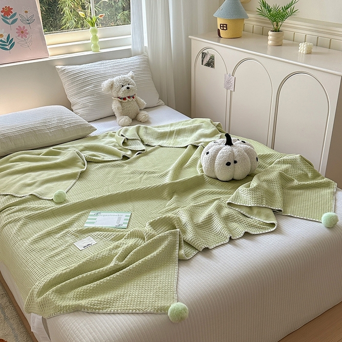 91家纺网 家纺一手货源 找家纺 艾佳 2025新款华夫格升级版毛球款四季毯盖毯毛毯毯子 曼波球绿