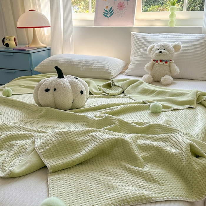 91家纺网 家纺一手货源 找家纺 艾佳 2025新款华夫格升级版毛球款四季毯盖毯毛毯毯子 曼波球绿