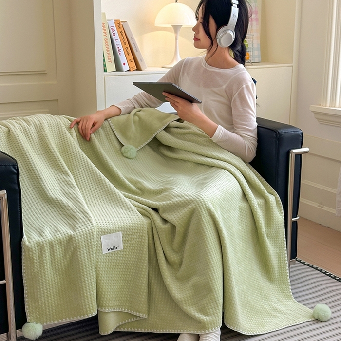 91家纺网 家纺一手货源 找家纺 艾佳 2025新款华夫格升级版毛球款四季毯盖毯毛毯毯子 曼波球绿