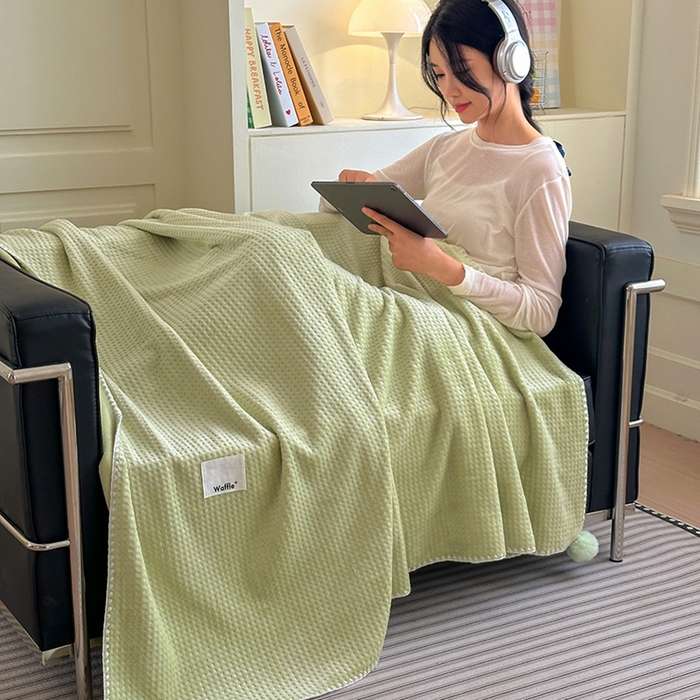 91家纺网 家纺一手货源 找家纺 艾佳 2025新款华夫格升级版毛球款四季毯盖毯毛毯毯子 曼波球绿