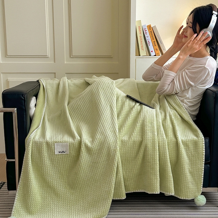 91家纺网 家纺一手货源 找家纺 艾佳 2025新款华夫格升级版毛球款四季毯盖毯毛毯毯子 曼波球绿