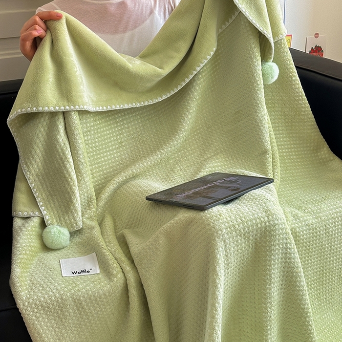 91家纺网 家纺一手货源 找家纺 艾佳 2025新款华夫格升级版毛球款四季毯盖毯毛毯毯子 曼波球绿