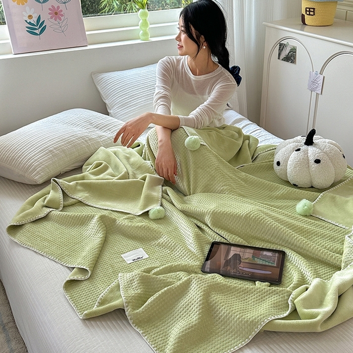 91家纺网 家纺一手货源 找家纺 艾佳 2025新款华夫格升级版毛球款四季毯盖毯毛毯毯子 曼波球绿