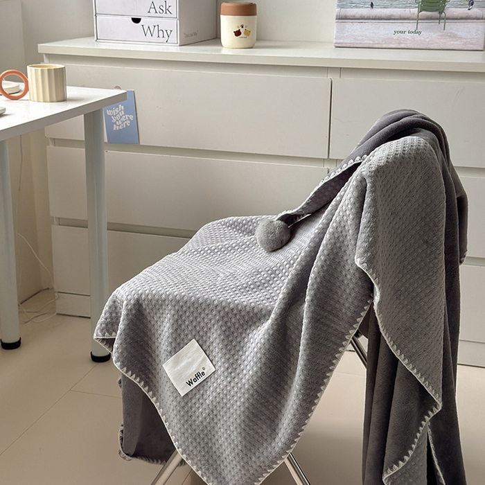 91家纺网 家纺一手货源 找家纺 艾佳 2025新款华夫格升级版毛球款四季毯盖毯毛毯毯子 米球灰