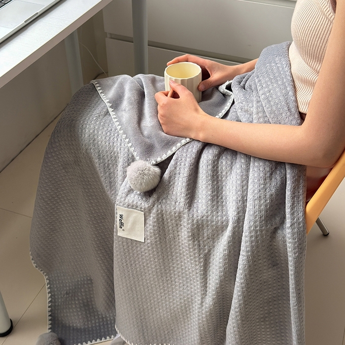 91家纺网 家纺一手货源 找家纺 艾佳 2025新款华夫格升级版毛球款四季毯盖毯毛毯毯子 米球灰