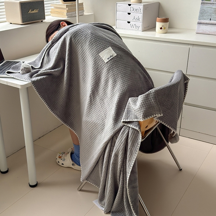 91家纺网 家纺一手货源 找家纺 艾佳 2025新款华夫格升级版毛球款四季毯盖毯毛毯毯子 米球灰
