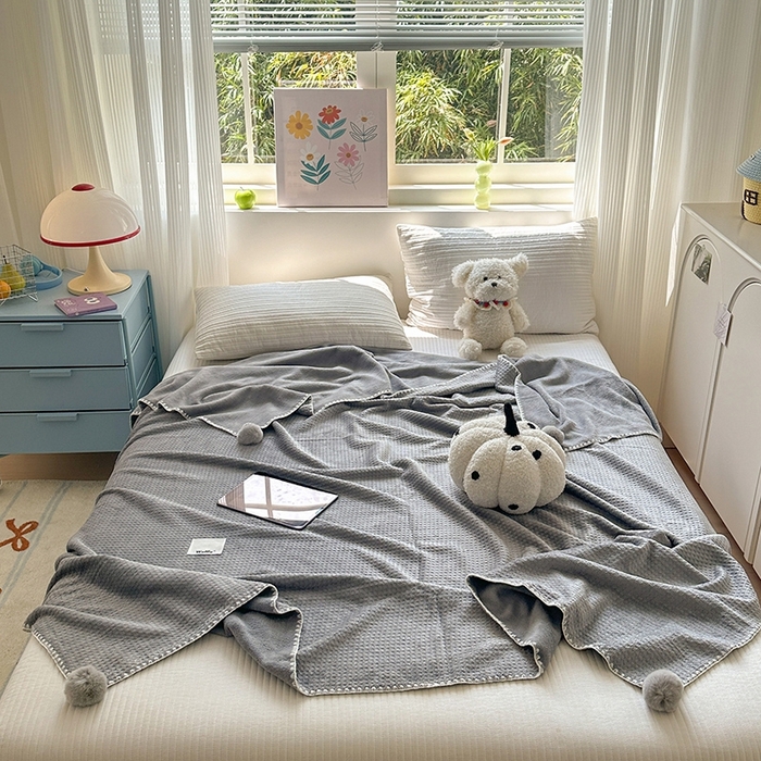 91家纺网 家纺一手货源 找家纺 艾佳 2025新款华夫格升级版毛球款四季毯盖毯毛毯毯子 米球灰