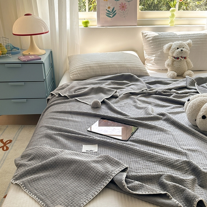 91家纺网 家纺一手货源 找家纺 艾佳 2025新款华夫格升级版毛球款四季毯盖毯毛毯毯子 米球灰