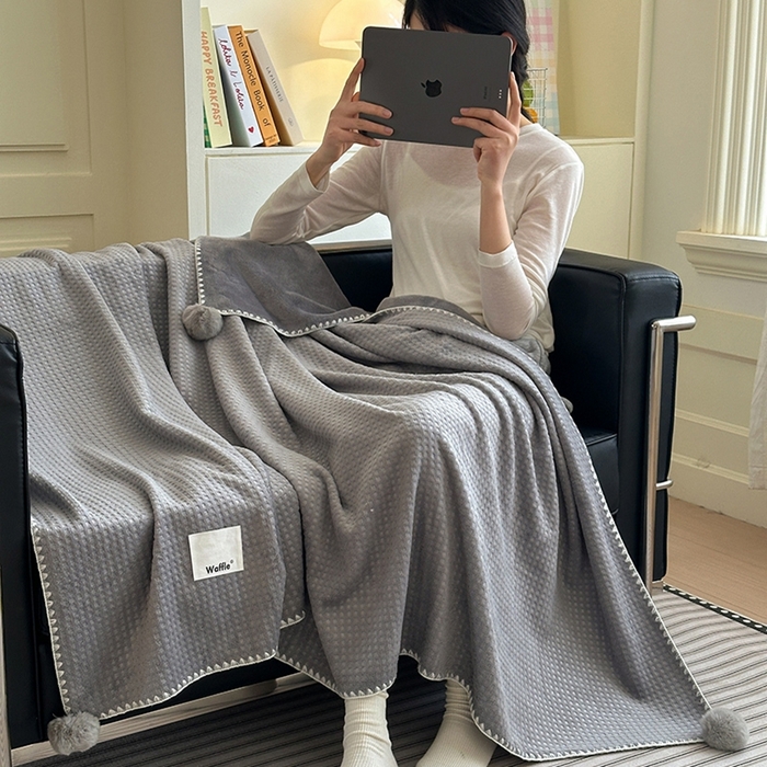 91家纺网 家纺一手货源 找家纺 艾佳 2025新款华夫格升级版毛球款四季毯盖毯毛毯毯子 米球灰