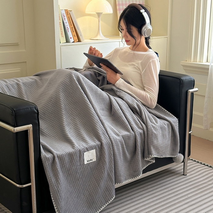 91家纺网 家纺一手货源 找家纺 艾佳 2025新款华夫格升级版毛球款四季毯盖毯毛毯毯子 米球灰