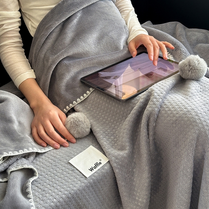 91家纺网 家纺一手货源 找家纺 艾佳 2025新款华夫格升级版毛球款四季毯盖毯毛毯毯子 米球灰