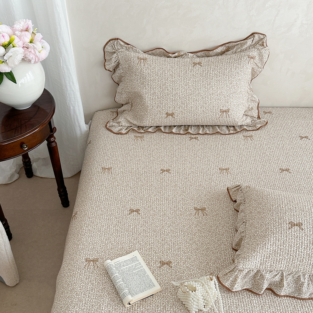 91家纺网 家纺一手货源 找家纺 琳可家居2025新款全棉印花花边床盖可搭配同款被套 蝴蝶结-浅咖