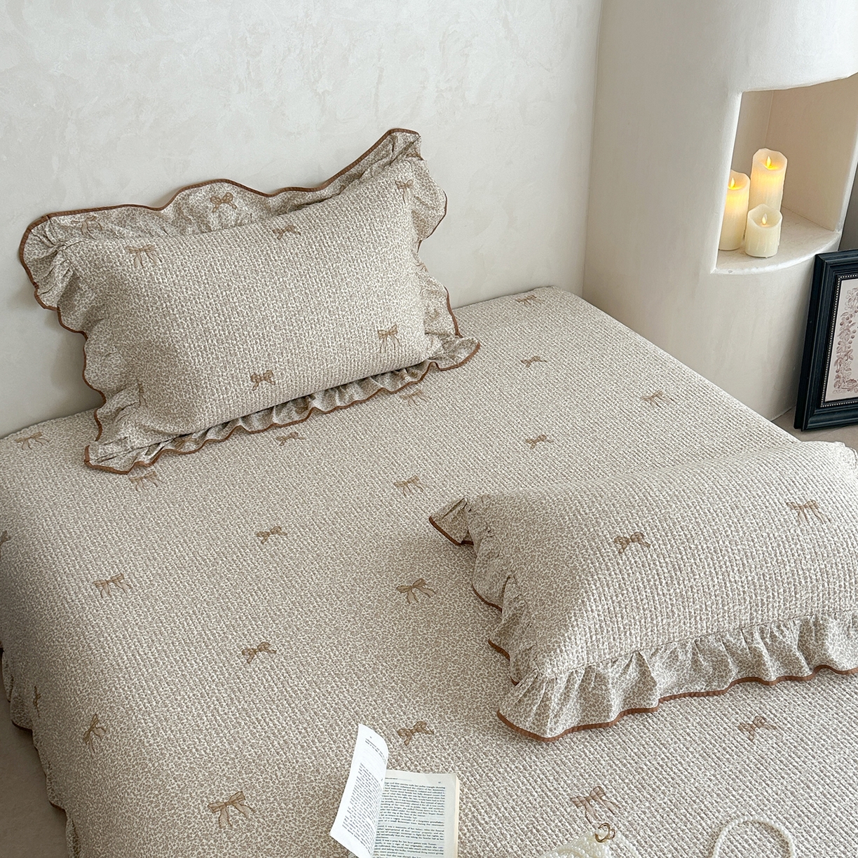 91家纺网 家纺一手货源 找家纺 琳可家居2025新款全棉印花花边床盖可搭配同款被套 蝴蝶结-浅咖