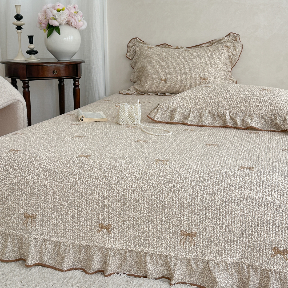 91家纺网 家纺一手货源 找家纺 琳可家居2025新款全棉印花花边床盖可搭配同款被套 蝴蝶结-浅咖