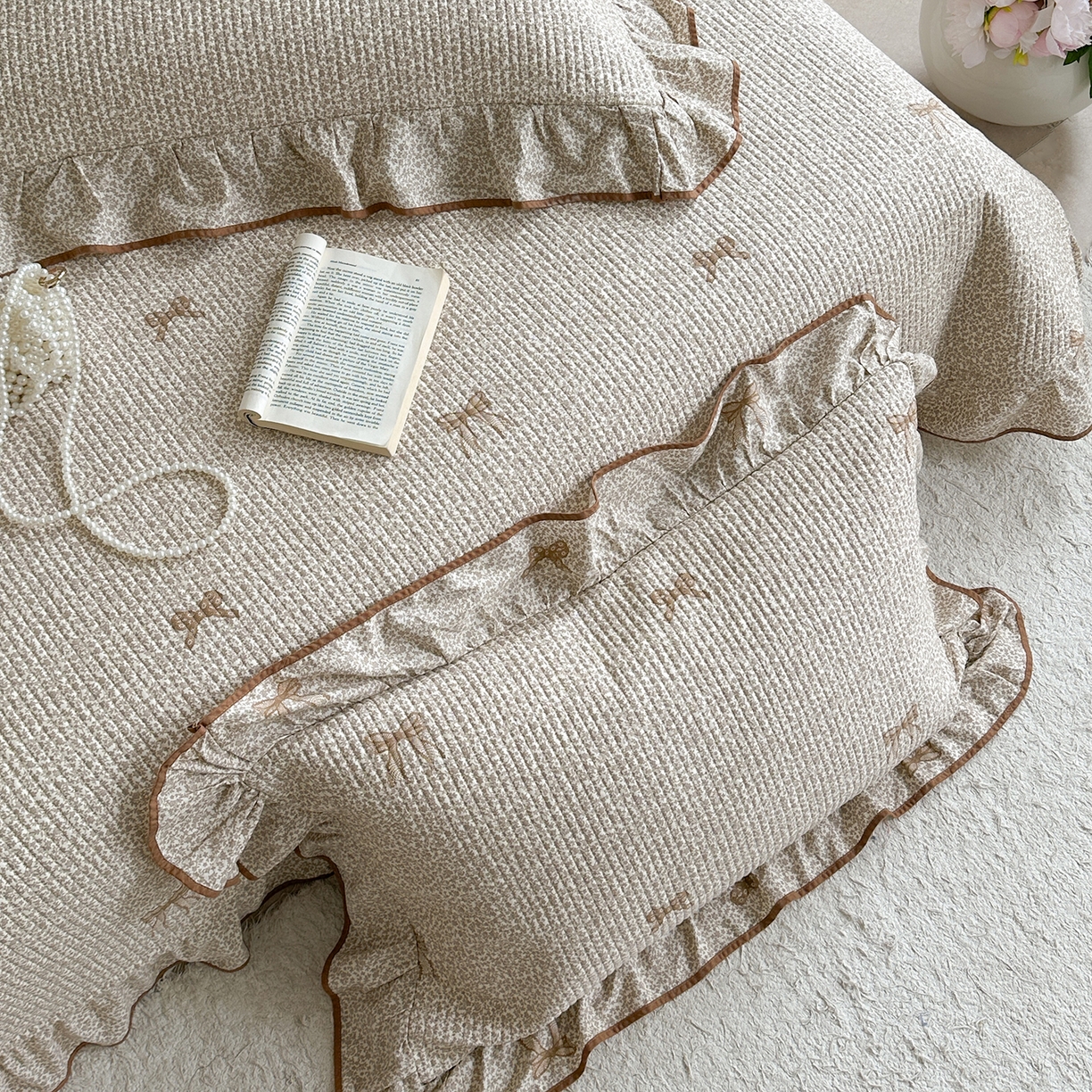 91家纺网 家纺一手货源 找家纺 琳可家居2025新款全棉印花花边床盖可搭配同款被套 蝴蝶结-浅咖