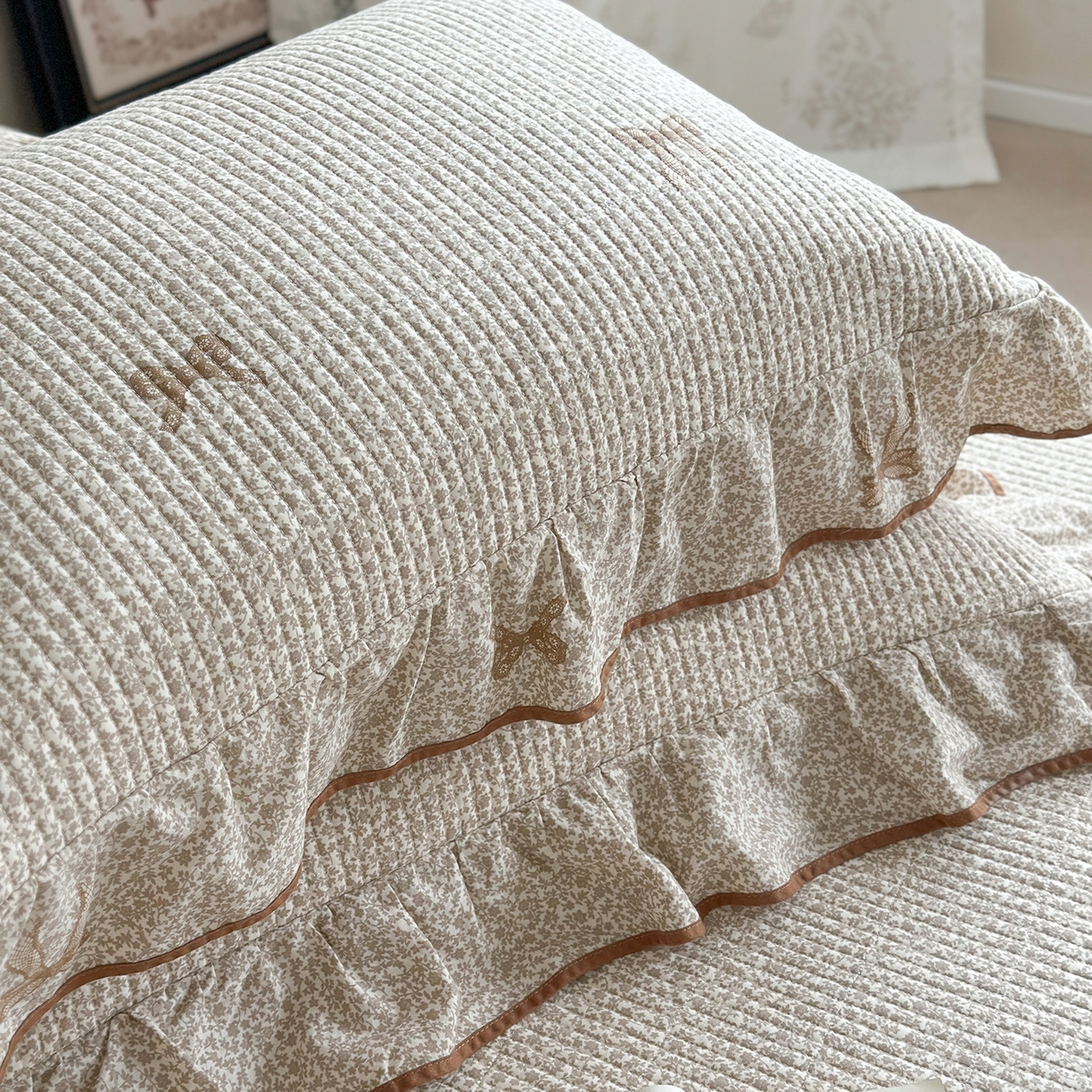 91家纺网 家纺一手货源 找家纺 琳可家居2025新款全棉印花花边床盖可搭配同款被套 蝴蝶结-浅咖