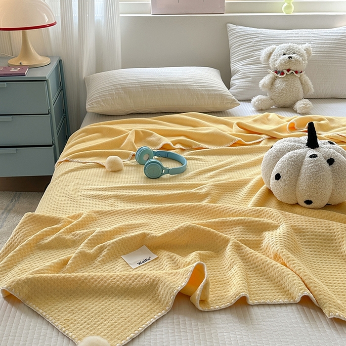 91家纺网 家纺一手货源 找家纺 艾佳 2025新款华夫格升级版毛球款四季毯盖毯毛毯毯子 奶球黄