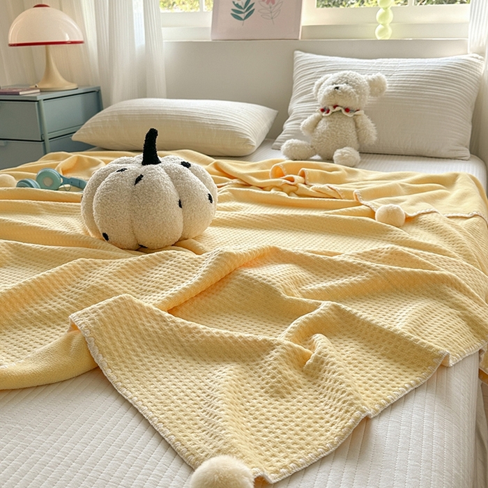 91家纺网 家纺一手货源 找家纺 艾佳 2025新款华夫格升级版毛球款四季毯盖毯毛毯毯子 奶球黄