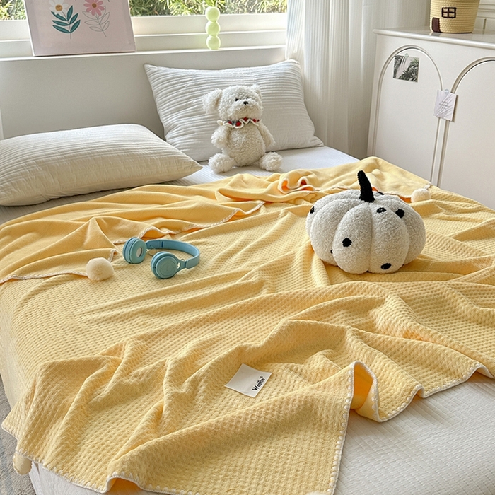 91家纺网 家纺一手货源 找家纺 艾佳 2025新款华夫格升级版毛球款四季毯盖毯毛毯毯子 奶球黄