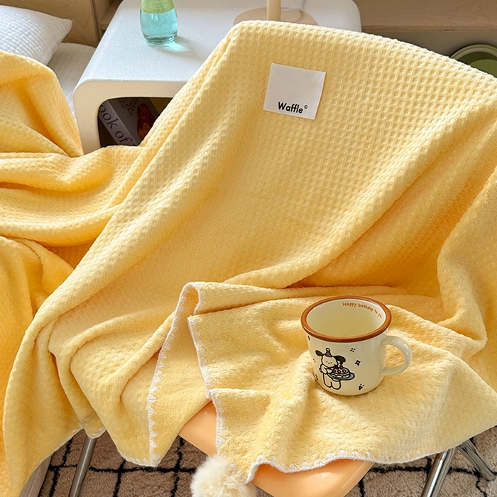 91家纺网 家纺一手货源 找家纺 艾佳 2025新款华夫格升级版毛球款四季毯盖毯毛毯毯子 奶球黄