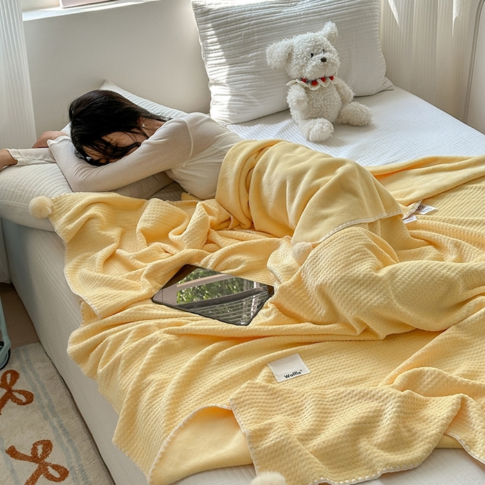 91家纺网 家纺一手货源 找家纺 艾佳 2025新款华夫格升级版毛球款四季毯盖毯毛毯毯子 奶球黄