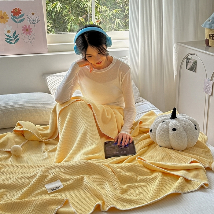 91家纺网 家纺一手货源 找家纺 艾佳 2025新款华夫格升级版毛球款四季毯盖毯毛毯毯子 奶球黄