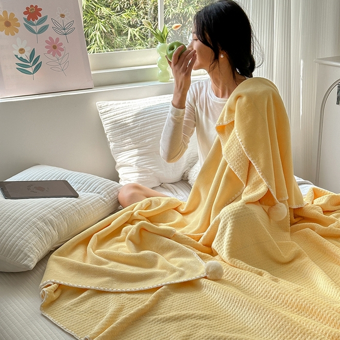 91家纺网 家纺一手货源 找家纺 艾佳 2025新款华夫格升级版毛球款四季毯盖毯毛毯毯子 奶球黄