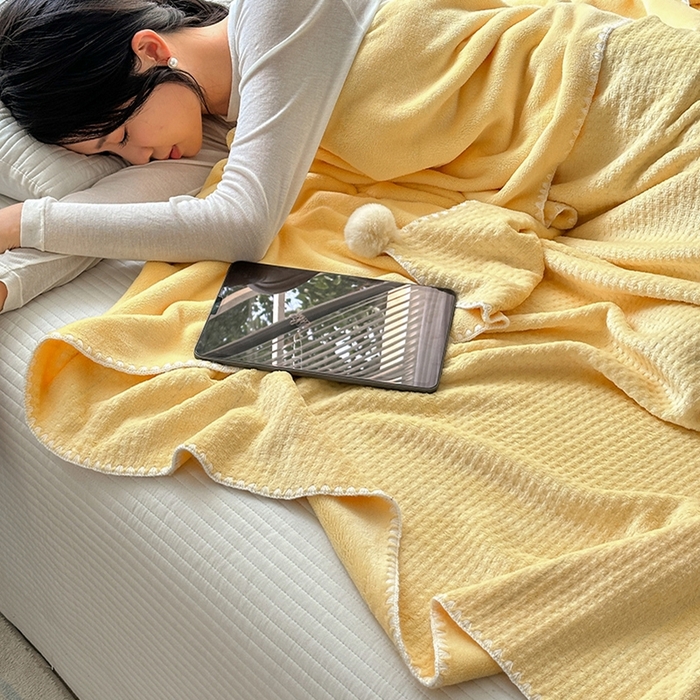 91家纺网 家纺一手货源 找家纺 艾佳 2025新款华夫格升级版毛球款四季毯盖毯毛毯毯子 奶球黄