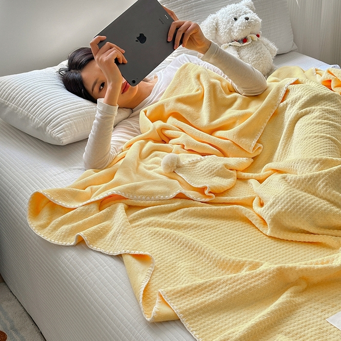 91家纺网 家纺一手货源 找家纺 艾佳 2025新款华夫格升级版毛球款四季毯盖毯毛毯毯子 奶球黄