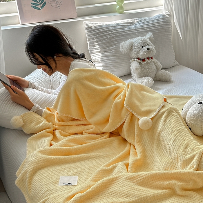91家纺网 家纺一手货源 找家纺 艾佳 2025新款华夫格升级版毛球款四季毯盖毯毛毯毯子 奶球黄