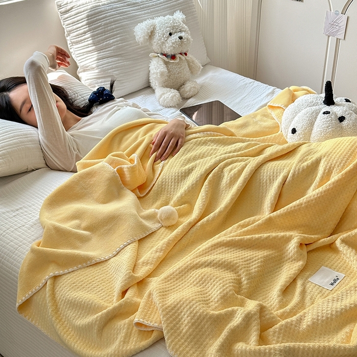 91家纺网 家纺一手货源 找家纺 艾佳 2025新款华夫格升级版毛球款四季毯盖毯毛毯毯子 奶球黄