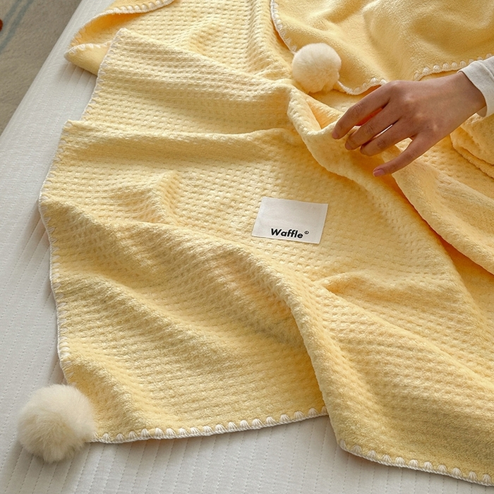 91家纺网 家纺一手货源 找家纺 艾佳 2025新款华夫格升级版毛球款四季毯盖毯毛毯毯子 奶球黄