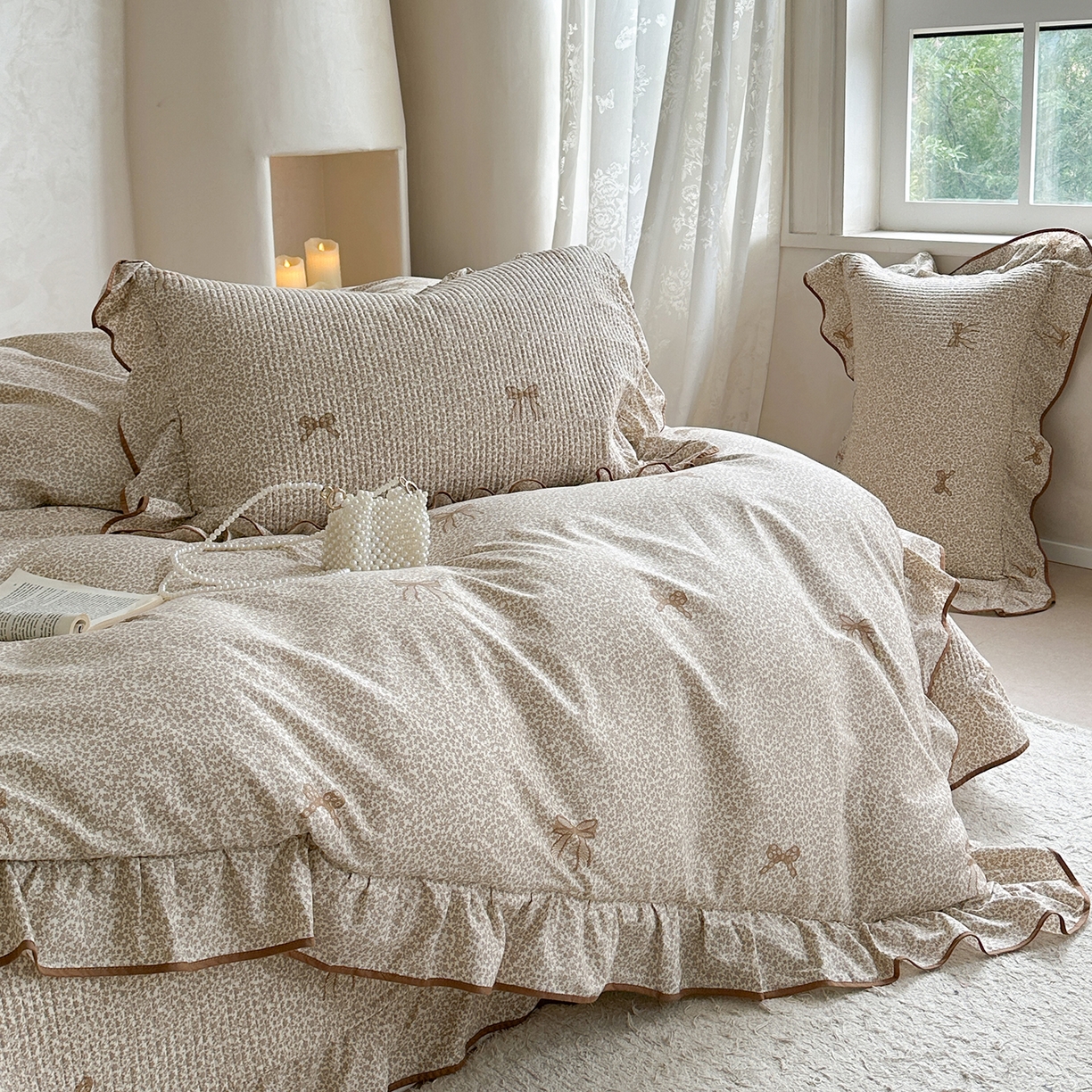 91家纺网 家纺一手货源 找家纺 琳可家居2025新款全棉印花花边床盖可搭配同款被套 蝴蝶结-浅咖