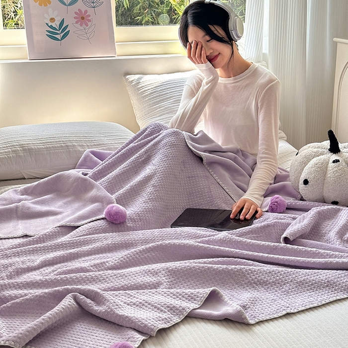 91家纺网 家纺一手货源 找家纺 艾佳 2025新款华夫格升级版毛球款四季毯盖毯毛毯毯子 浅球紫