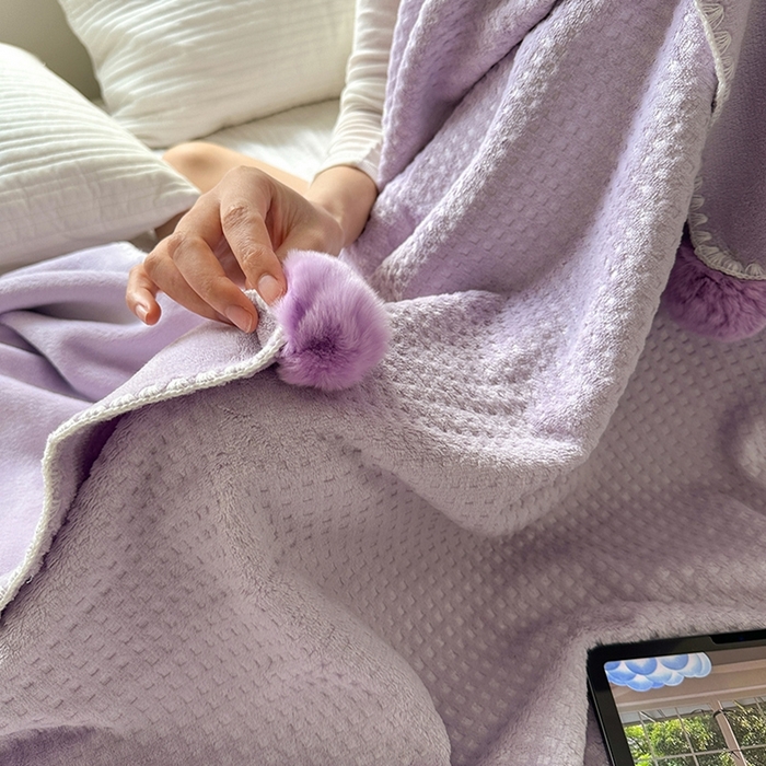 91家纺网 家纺一手货源 找家纺 艾佳 2025新款华夫格升级版毛球款四季毯盖毯毛毯毯子 浅球紫