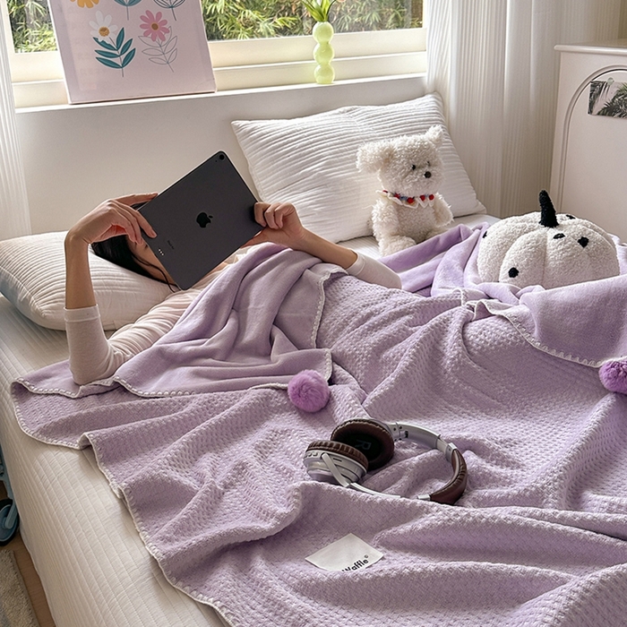 91家纺网 家纺一手货源 找家纺 艾佳 2025新款华夫格升级版毛球款四季毯盖毯毛毯毯子 浅球紫