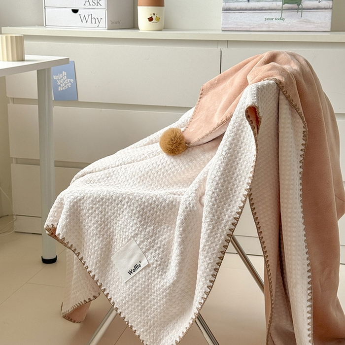 91家纺网 家纺一手货源 找家纺 艾佳 2025新款华夫格升级版毛球款四季毯盖毯毛毯毯子 乳白球咖