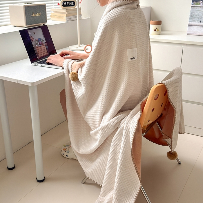 91家纺网 家纺一手货源 找家纺 艾佳 2025新款华夫格升级版毛球款四季毯盖毯毛毯毯子 乳白球咖