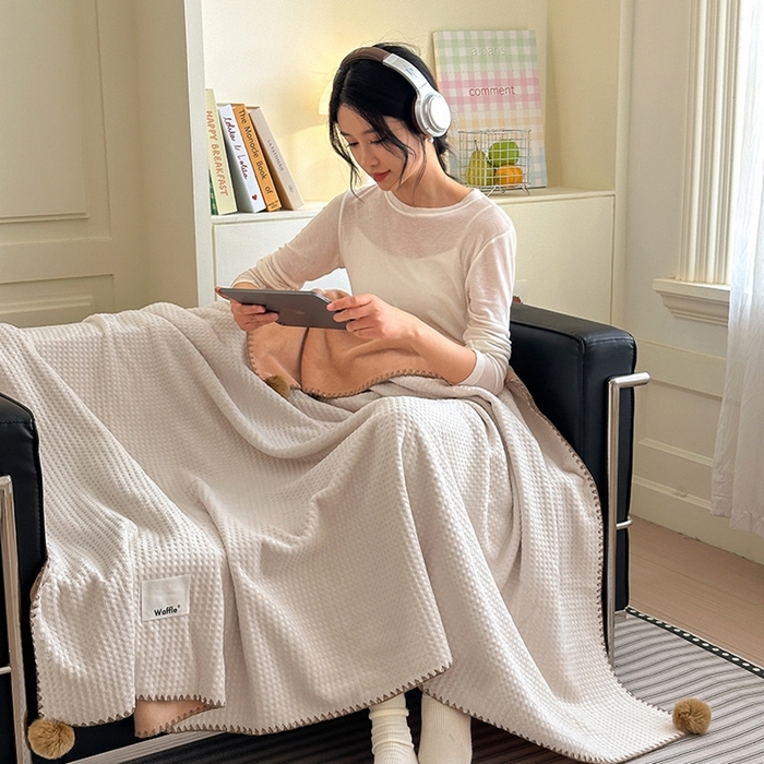 91家纺网 家纺一手货源 找家纺 艾佳 2025新款华夫格升级版毛球款四季毯盖毯毛毯毯子 乳白球咖