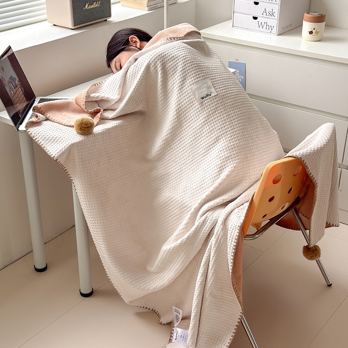 91家纺网 家纺一手货源 找家纺 艾佳 2025新款华夫格升级版毛球款四季毯盖毯毛毯毯子 乳白球咖