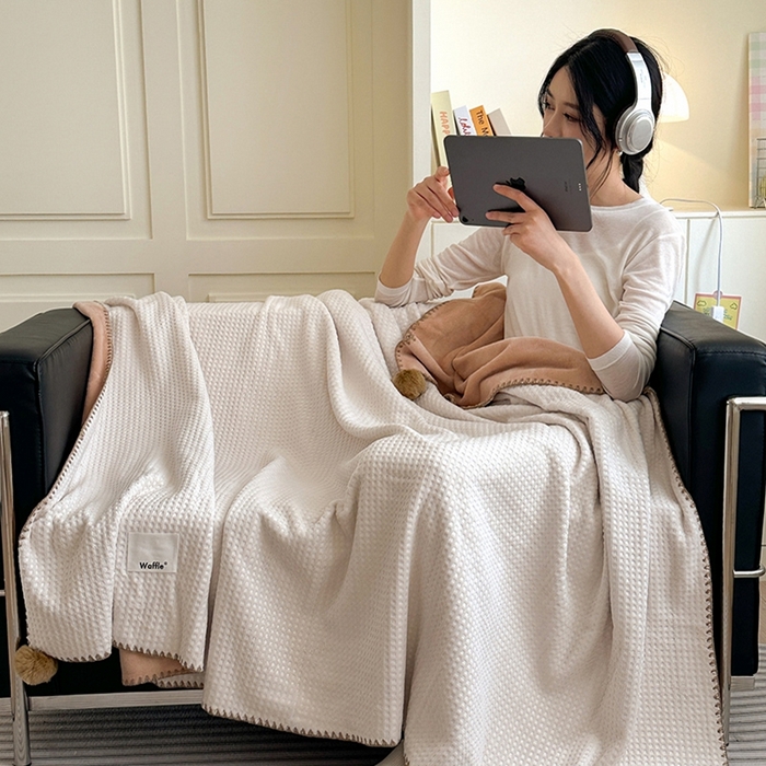 91家纺网 家纺一手货源 找家纺 艾佳 2025新款华夫格升级版毛球款四季毯盖毯毛毯毯子 乳白球咖