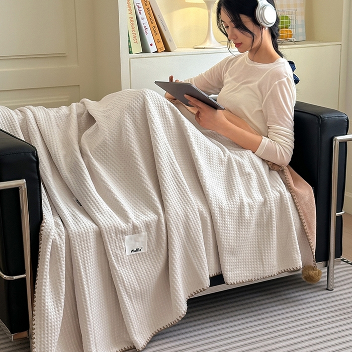 91家纺网 家纺一手货源 找家纺 艾佳 2025新款华夫格升级版毛球款四季毯盖毯毛毯毯子 乳白球咖