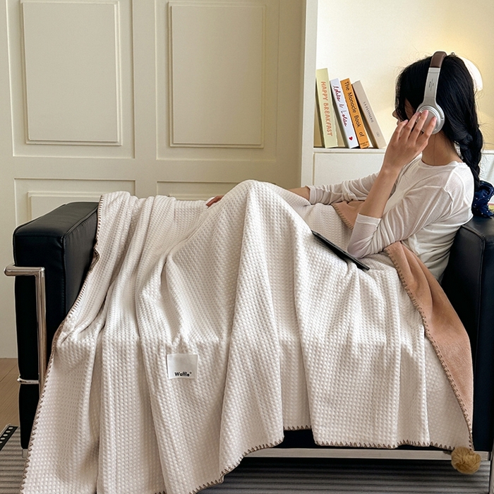 91家纺网 家纺一手货源 找家纺 艾佳 2025新款华夫格升级版毛球款四季毯盖毯毛毯毯子 乳白球咖