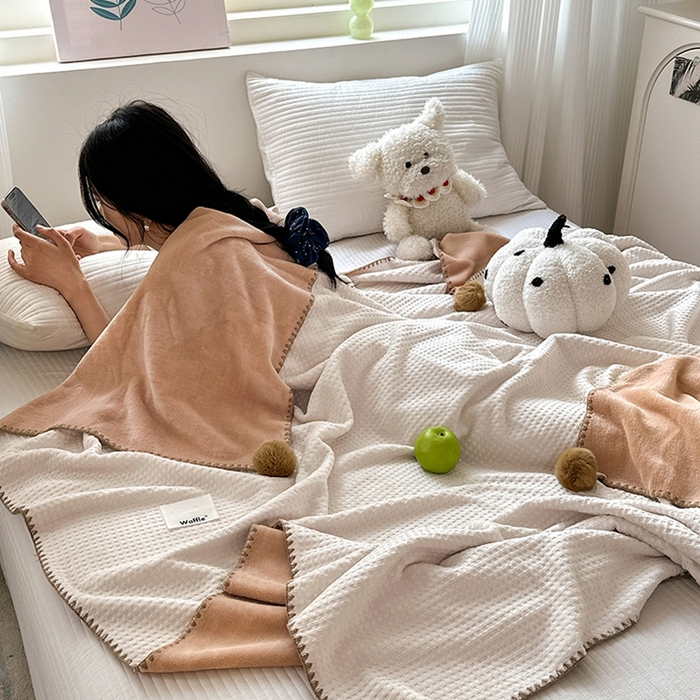 91家纺网 家纺一手货源 找家纺 艾佳 2025新款华夫格升级版毛球款四季毯盖毯毛毯毯子 乳白球咖