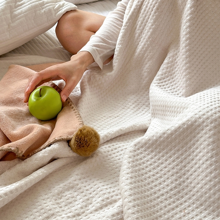 91家纺网 家纺一手货源 找家纺 艾佳 2025新款华夫格升级版毛球款四季毯盖毯毛毯毯子 乳白球咖