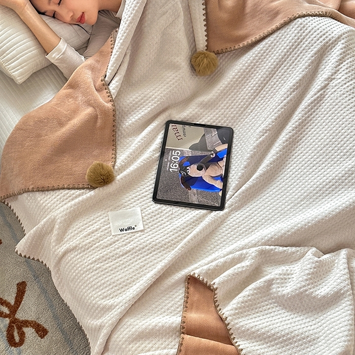 91家纺网 家纺一手货源 找家纺 艾佳 2025新款华夫格升级版毛球款四季毯盖毯毛毯毯子 乳白球咖